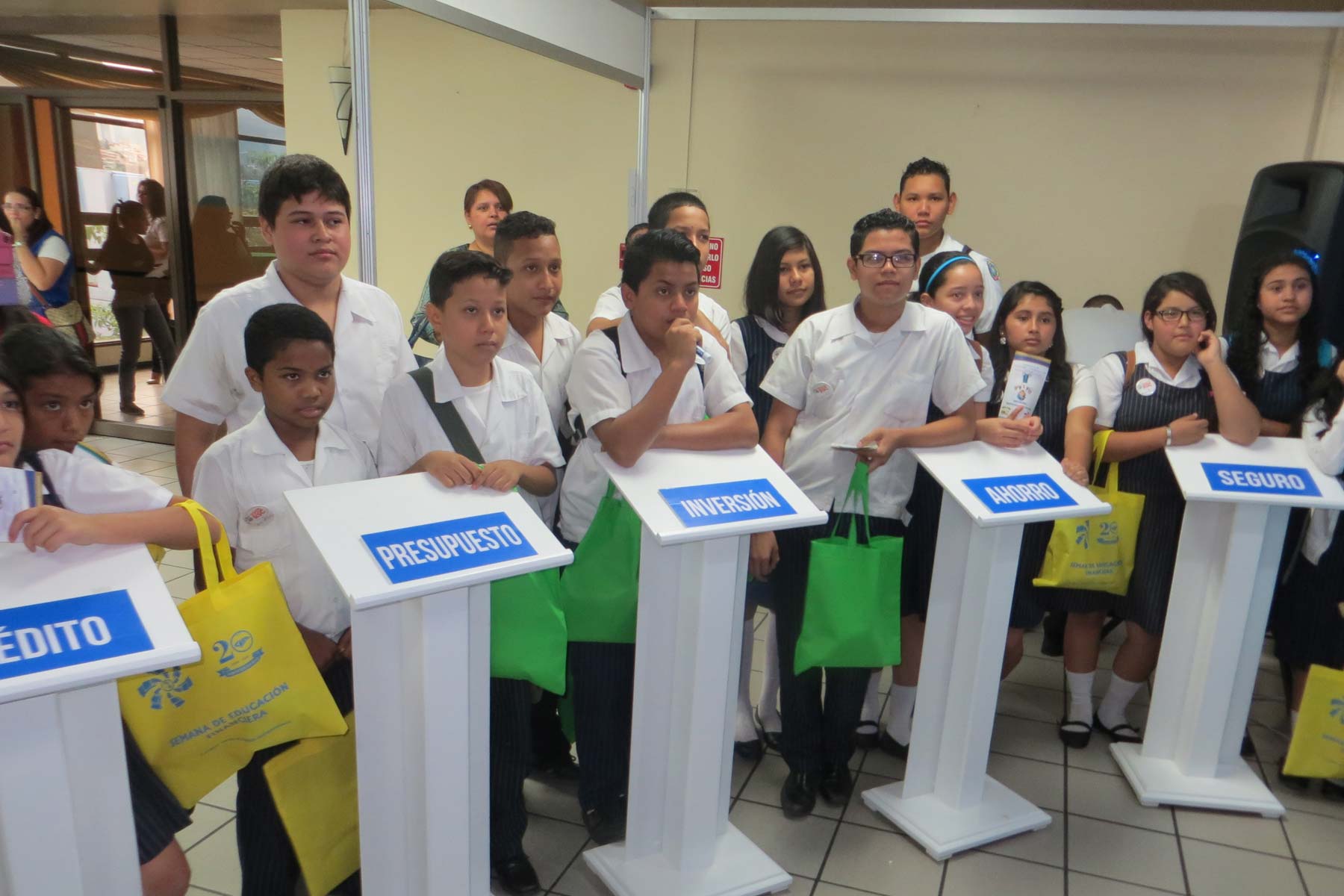 Jóvenes jugando "El rival más débil"